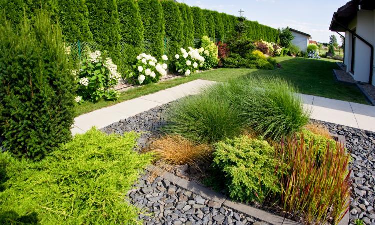 Zu sehen ist das Beitragsbild zum Beitrag mit dem Thema: Garten modern gestalten: Innovative Ideen für zeitgemäße Außenbereiche
