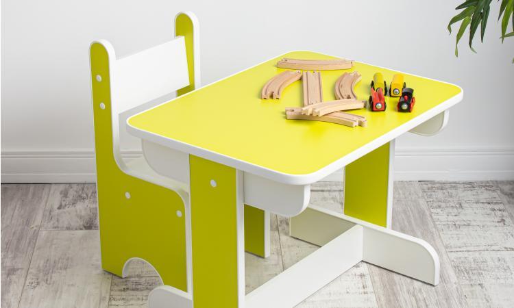 Zu sehen ist das Beitragsbild zum Beitrag mit dem Thema: Kinderstühle im Vergleich: Wichtige Kriterien für Eltern beim Kauf