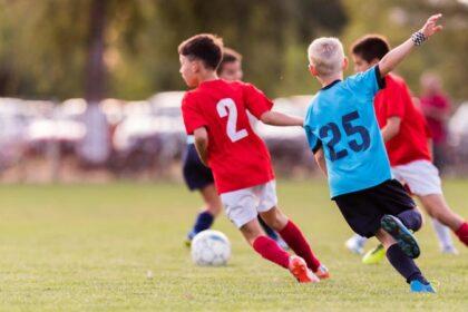 Zu sehen ist das Beitragsbild zum Beitrag mit dem Thema: Ab wann ist Fußball für Kinder sinnvoll