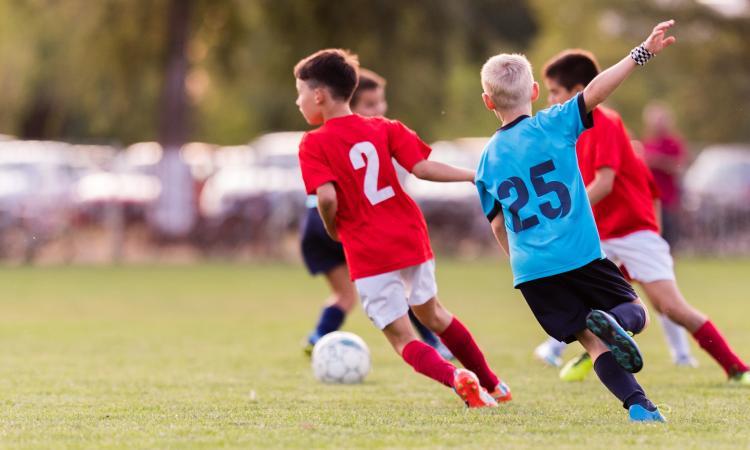 Zu sehen ist das Beitragsbild zum Beitrag mit dem Thema: Ab wann ist Fußball für Kinder sinnvoll